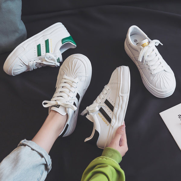 Γυναικεία αθλητικά παπούτσια με κορδόνια και επίπεδη σόλα - τρία χρώματα