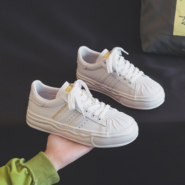 Γυναικεία αθλητικά παπούτσια με κορδόνια και επίπεδη σόλα - τρία χρώματα