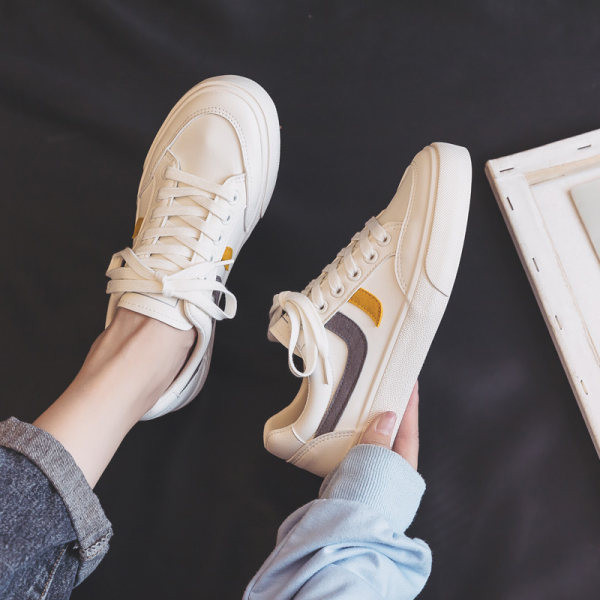 Casual αθλητικά παπούτσια με κορδόνια και επίπεδη σόλα κατάλληλη για την άνοιξη