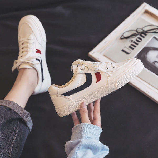 Casual αθλητικά παπούτσια με κορδόνια και επίπεδη σόλα κατάλληλη για την άνοιξη