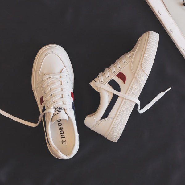 Casual αθλητικά παπούτσια με κορδόνια και επίπεδη σόλα κατάλληλη για την άνοιξη