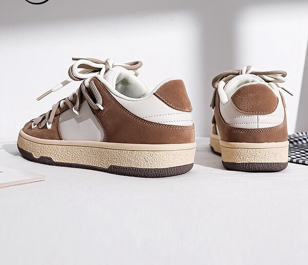 Γυναικεία αθλητικά παπούτσια με κορδόνια και επίπεδη σόλα από οικολογικό σουέτ