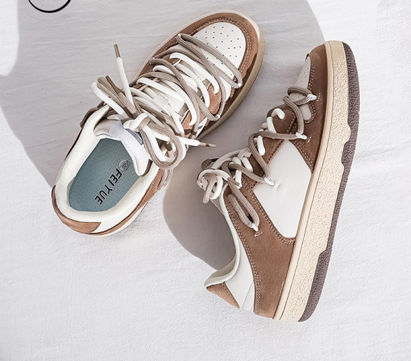 Γυναικεία αθλητικά παπούτσια με κορδόνια και επίπεδη σόλα από οικολογικό σουέτ