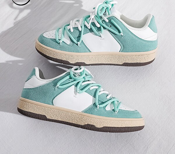 Γυναικεία αθλητικά παπούτσια με κορδόνια και επίπεδη σόλα από οικολογικό σουέτ