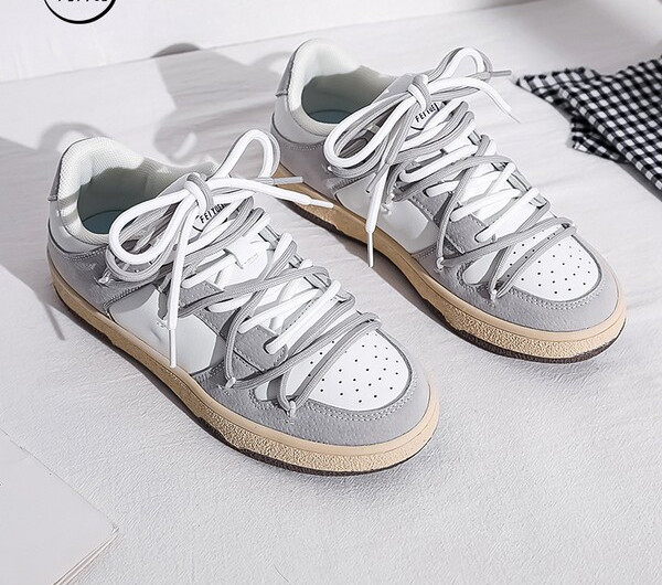 Γυναικεία αθλητικά παπούτσια με κορδόνια και επίπεδη σόλα από οικολογικό σουέτ