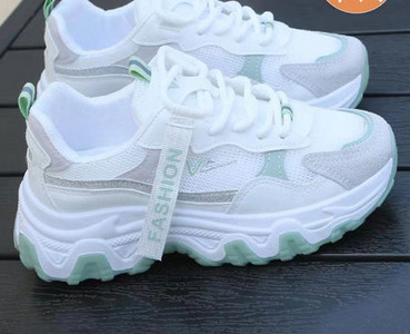 Γυναικεία αθλητικά παπούτσια με τραχιά σόλα και επιγραφή - λευκό χρώμα