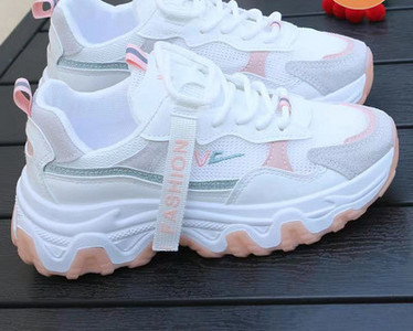 Γυναικεία αθλητικά παπούτσια με τραχιά σόλα και επιγραφή - λευκό χρώμα