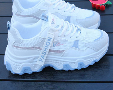 Γυναικεία αθλητικά παπούτσια με τραχιά σόλα και επιγραφή - λευκό χρώμα