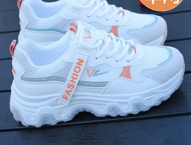 Γυναικεία αθλητικά παπούτσια με τραχιά σόλα και επιγραφή - λευκό χρώμα