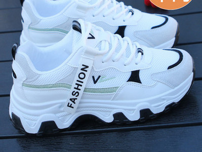 Γυναικεία αθλητικά παπούτσια με τραχιά σόλα και επιγραφή - λευκό χρώμα