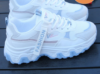 Γυναικεία αθλητικά παπούτσια με τραχιά σόλα και επιγραφή - λευκό χρώμα