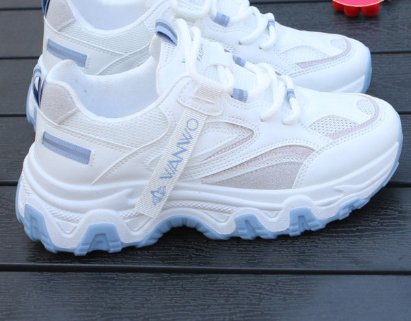 Γυναικεία αθλητικά παπούτσια με τραχιά σόλα και επιγραφή - λευκό χρώμα