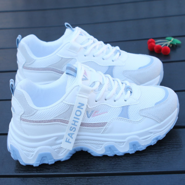 Γυναικεία αθλητικά παπούτσια με τραχιά σόλα και επιγραφή - λευκό χρώμα