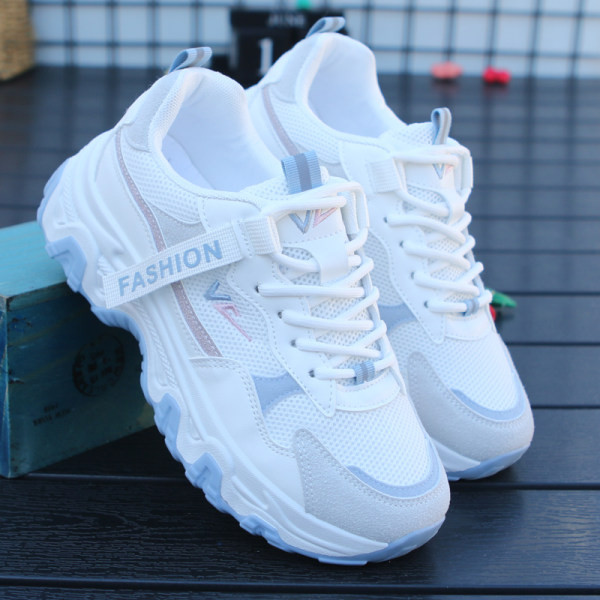 Γυναικεία αθλητικά παπούτσια με τραχιά σόλα και επιγραφή - λευκό χρώμα