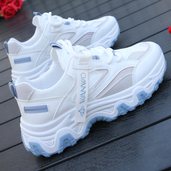 Γυναικεία αθλητικά παπούτσια με τραχιά σόλα και επιγραφή - λευκό χρώμα