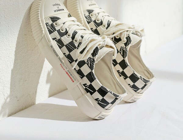 Γυναικεία casual αθλητικά παπούτσια με κορδόνια - δύο μοντέλα