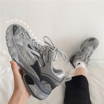 Αθλητικά παπούτσια με κορδόνια σε τρία χρώματα