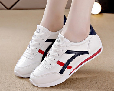 Γυναικεία αθλητικά παπούτσια με κορδόνια σε λευκό χρώμα