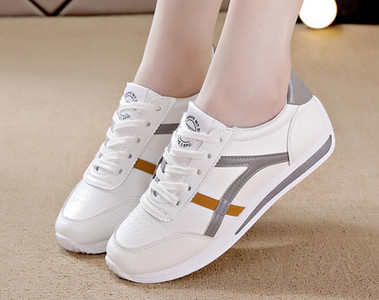 Γυναικεία αθλητικά παπούτσια με κορδόνια σε λευκό χρώμα