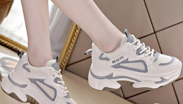 Μοντέρνα αθλητικά παπούτσια με κορδόνια σε λευκό χρώμα