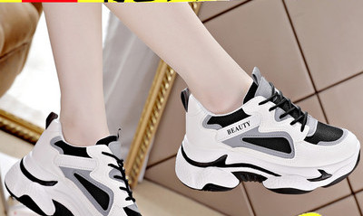 Μοντέρνα αθλητικά παπούτσια με κορδόνια σε λευκό χρώμα