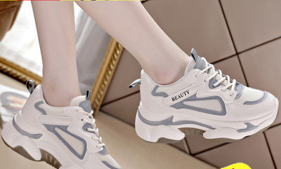 Μοντέρνα αθλητικά παπούτσια με κορδόνια σε λευκό χρώμα