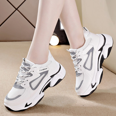 Μοντέρνα αθλητικά παπούτσια με κορδόνια σε λευκό χρώμα