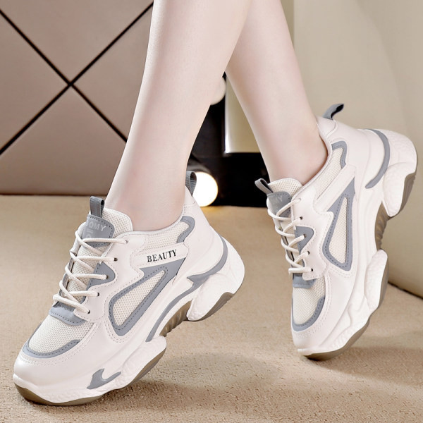 Μοντέρνα αθλητικά παπούτσια με κορδόνια σε λευκό χρώμα