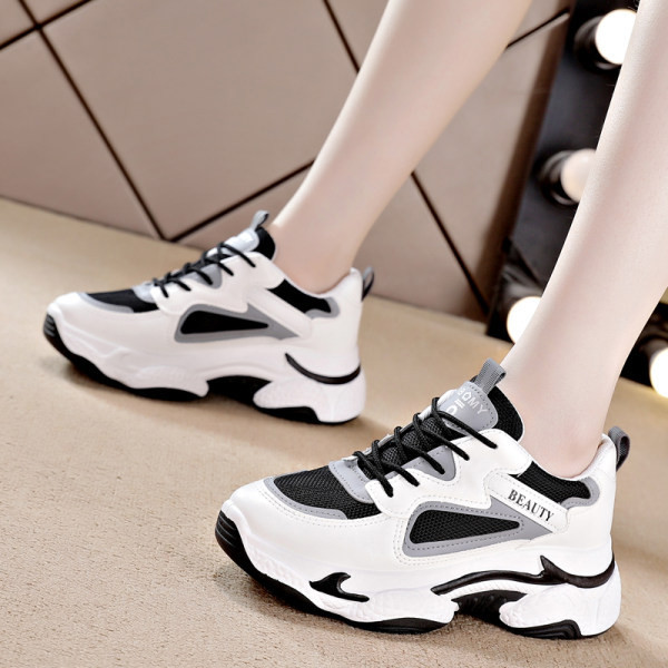 Μοντέρνα αθλητικά παπούτσια με κορδόνια σε λευκό χρώμα