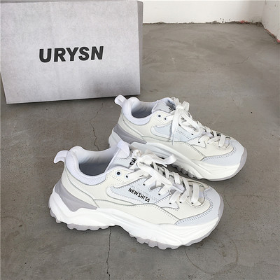 Γυναικεία αθλητικά παπούτσια σε τρία χρώματα με κορδόνια και τραχιά σόλα