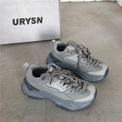 Γυναικεία αθλητικά παπούτσια σε τρία χρώματα με κορδόνια και τραχιά σόλα