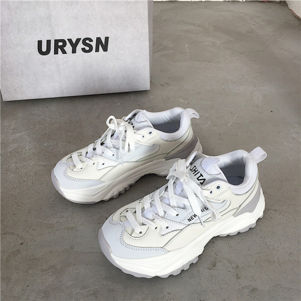 Γυναικεία αθλητικά παπούτσια σε τρία χρώματα με κορδόνια και τραχιά σόλα