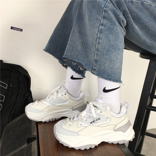 Γυναικεία αθλητικά παπούτσια σε τρία χρώματα με κορδόνια και τραχιά σόλα