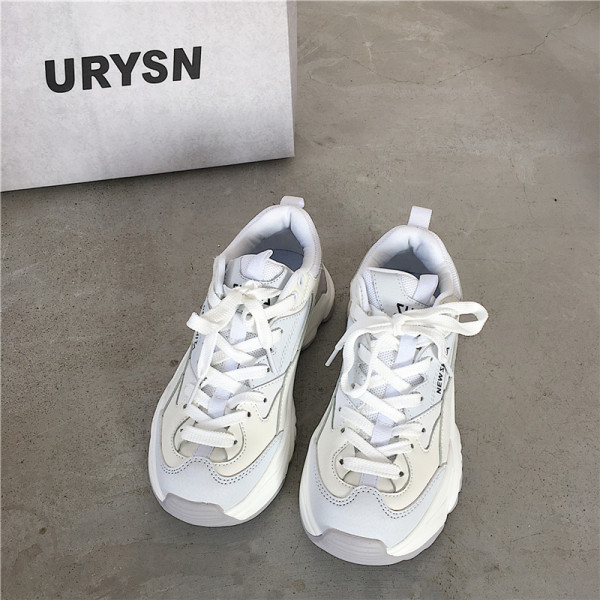 Γυναικεία αθλητικά παπούτσια σε τρία χρώματα με κορδόνια και τραχιά σόλα