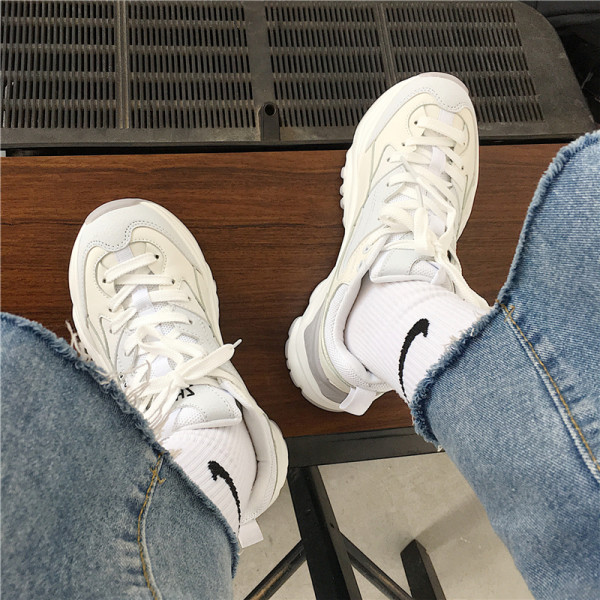 Γυναικεία αθλητικά παπούτσια σε τρία χρώματα με κορδόνια και τραχιά σόλα