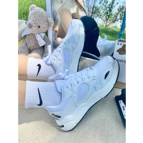 Γυναικεία casual αθλητικά παπούτσια με επίπεδη σόλα, στρογγυλεμένο μοντέλο