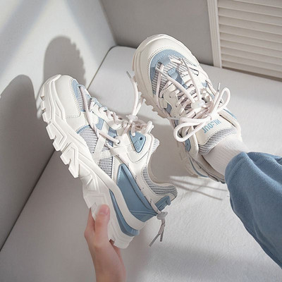 Γυναικεία αθλητικά παπούτσια με κορδόνια και τραχιά σόλα - δύο χρώματα