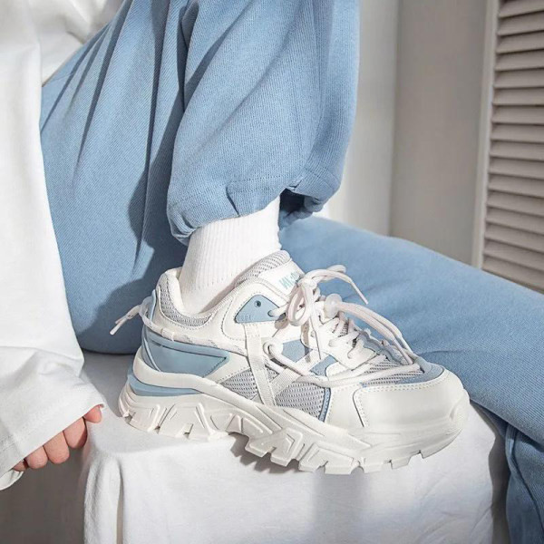 Γυναικεία αθλητικά παπούτσια με κορδόνια και τραχιά σόλα - δύο χρώματα