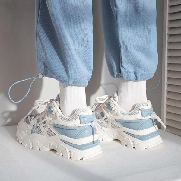 Γυναικεία αθλητικά παπούτσια με κορδόνια και τραχιά σόλα - δύο χρώματα