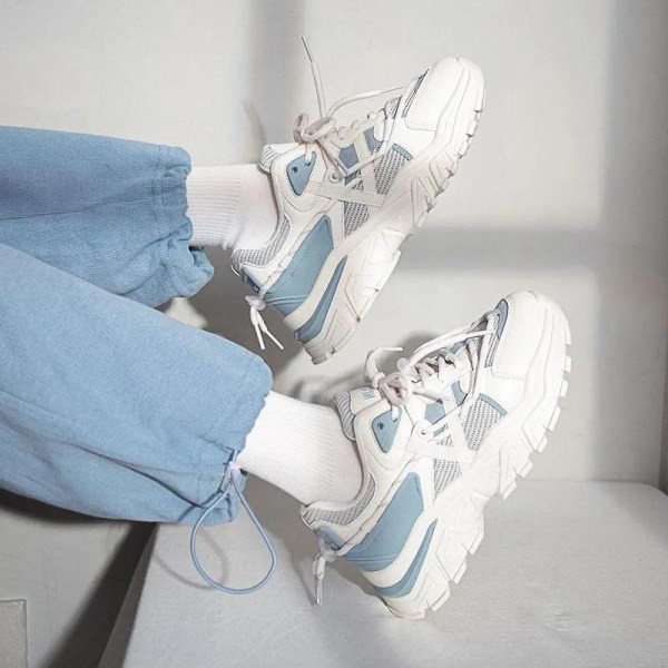 Γυναικεία αθλητικά παπούτσια με κορδόνια και τραχιά σόλα - δύο χρώματα