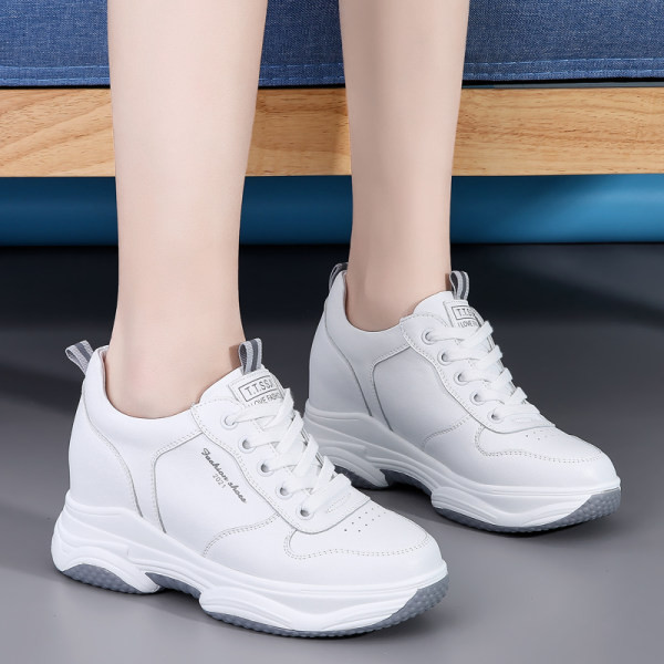 Μοντέρνα γυναικεία αθλητικά παπούτσια με ψηλή σόλα