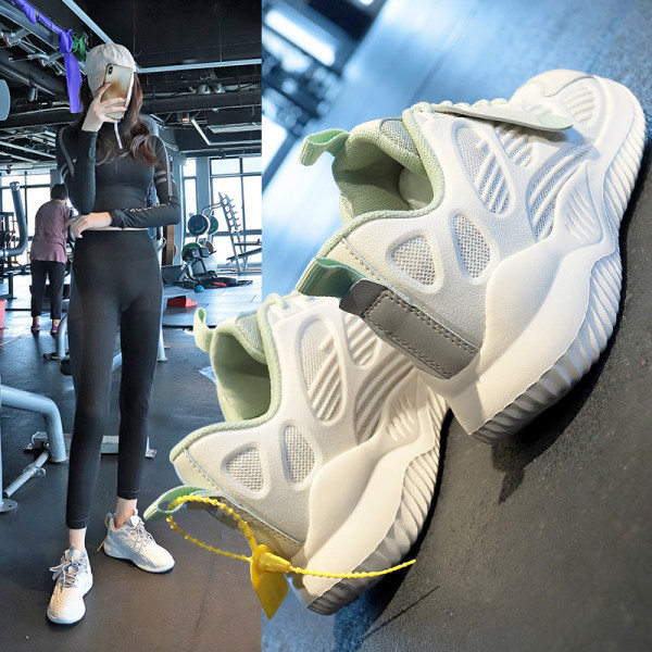 Σύγχρονα γυναικεία αθλητικά παπούτσια από οικολογικό δέρμα με επίπεδη σόλα και πλέγμα