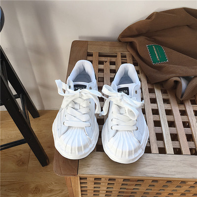 Νέο μοντέλο γυναικεία αθλητικά παπούτσια  σε άσπρο και μαύρο χρώμα 