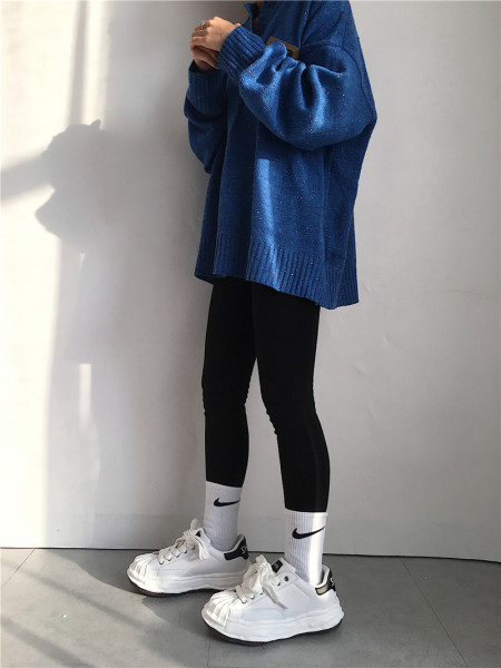 Νέο μοντέλο γυναικεία αθλητικά παπούτσια  σε άσπρο και μαύρο χρώμα 