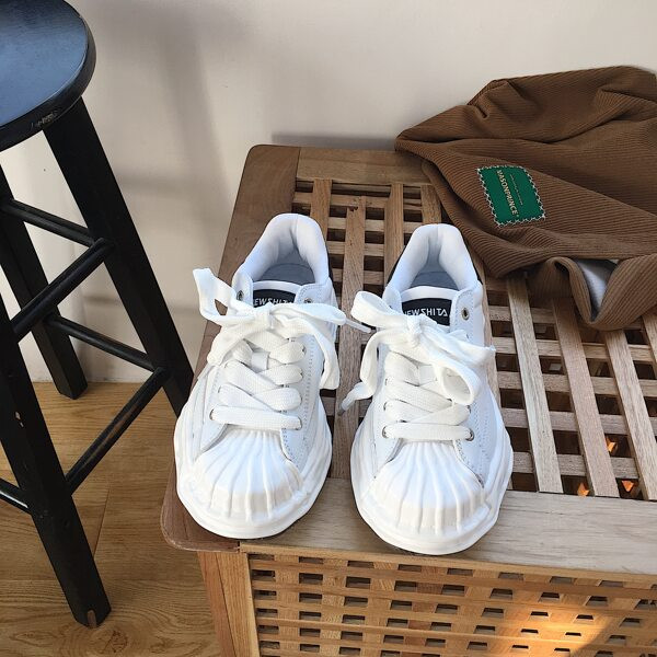 Νέο μοντέλο γυναικεία αθλητικά παπούτσια  σε άσπρο και μαύρο χρώμα 