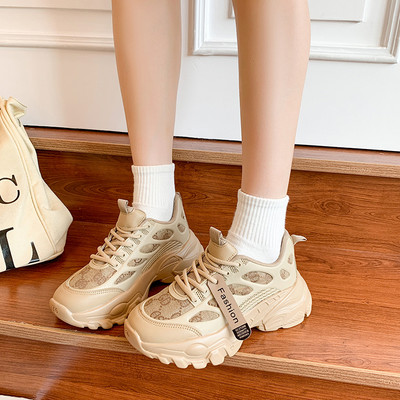 Μοντέρνα γυναικεία αθλητικά παπούτσια με κέντημα και κορδόνια με τραχιά σόλα