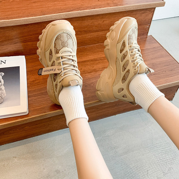 Μοντέρνα γυναικεία αθλητικά παπούτσια με κέντημα και κορδόνια με τραχιά σόλα