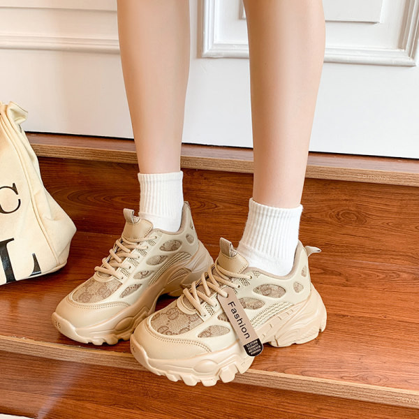 Μοντέρνα γυναικεία αθλητικά παπούτσια με κέντημα και κορδόνια με τραχιά σόλα