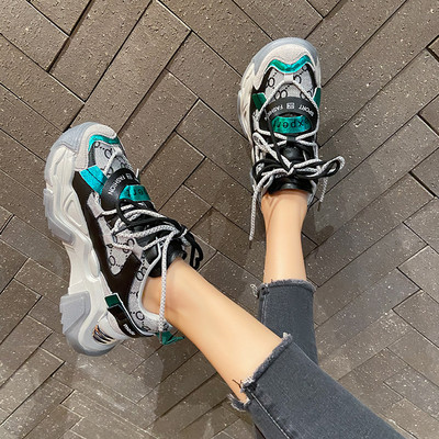 Μοντέρνα γυναικεία αθλητικά παπούτσια με ψηλή σόλα σε μπεζ και μαύρο χρώμα