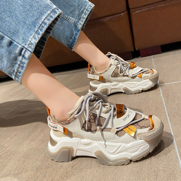 Μοντέρνα γυναικεία αθλητικά παπούτσια με ψηλή σόλα σε μπεζ και μαύρο χρώμα